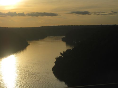 Le fleuve Iguazu au soleil couchant
