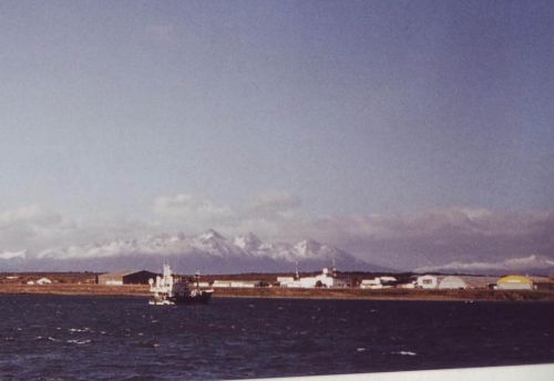 Baie de Ushuaia au soleil mais montagnes enneigées. Notre voyage est terminé