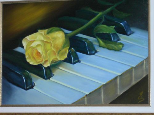 Le piano et la rose jaune