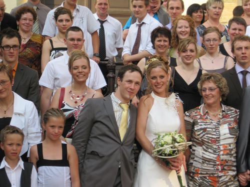 Photo de groupe à la sortie de l'église