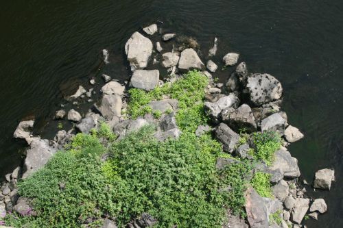 Au pied des piles du pont de Villerest