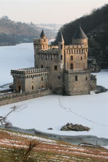 Le Château de la Roche (42) cerné par les glaces 