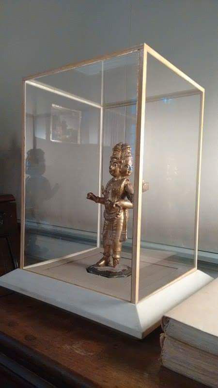 Statuette doré à l'or fin dans boite de verre démontable socle imitation ivoire