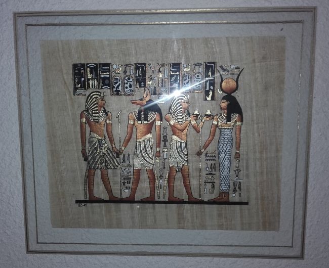 Papyrus  Entre 2 verres avec un espace de 3 cm en transparence  Bordé d'un papier écru et filets or (fixation au dos du verre carton avec anneau)
