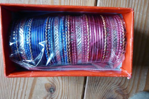 Bracelets en métal. 7.50€ / type (l'un bleu & l'autre rose)