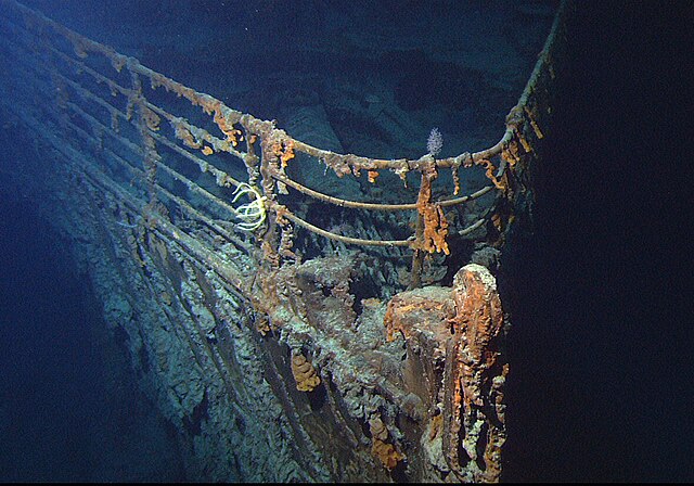 Titanic_wreck_bow