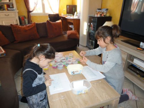 Pauline (5 ans) et Léane (6 ans) découvrent les sables colorés...