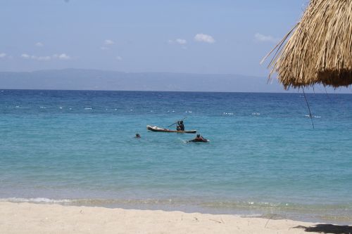 Une vieille pirogue avec l'île des Gonaïves à l'arrière-plan- Old pirogue with the Island of Gonaïves in the background