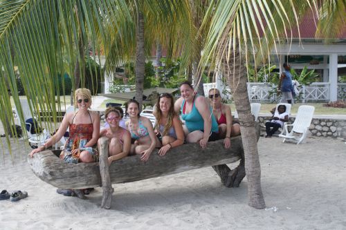 Photo avec les bénévoles à long terme dans une pirogue sur la plage - Picture of long term volunteers in a pirogue on the beach