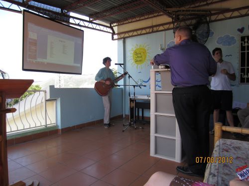 Au début de juillet, une équipe du Vermont a fait la musique pour le service du dimanche matin. - At the beginning of July, a team from Vermont played the music for Sunday morning service.