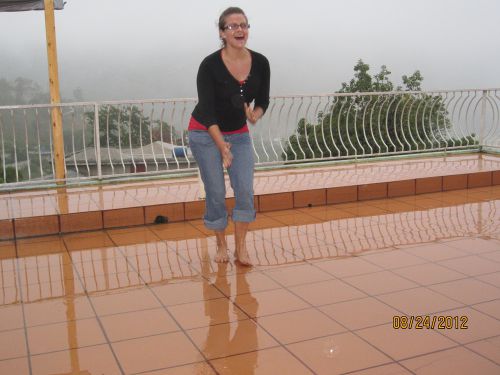 Emelyne danse sous la pluie, c'est son spectacle d'adieu. - Emelyne dancing in the rain, it is her get away show.