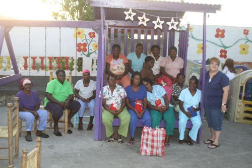 Dixie avec les nannies et les cuisinières qui travaillent à la maison des jeunes. - Dixie with the nannies and cooks who work at the Toddlers house.