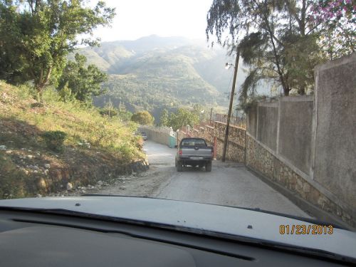 Les trois autos qui se suivent sur la route alternative. - The three cars following each other on the alternate road.