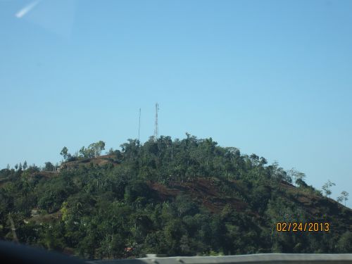 Les tours de communication sont sur la plus haute montagne sur le route de Jacmel. - The communication towers are on the highest mountain on Jacmel Road.