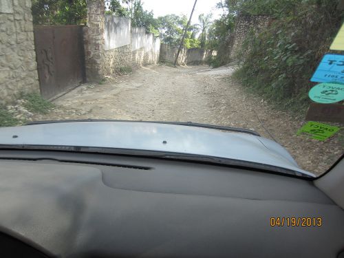 Route de Montagne noire, la route alternative pour aller à Pétionville; mais l'auto ne remonte pas cette rue trop à pic . - The 
