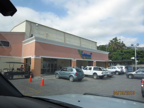 Une des grandes épiceries à Pétionville, le Caribbean - One of the great grocery stores in Petionville, The Caribbean