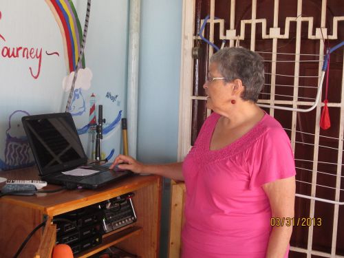 Jocelyne s'occupe du PowerPoint pour les chants le dimanche matin. - Jocelyne prepares the PowerPoint for the songs on Sunday morning.