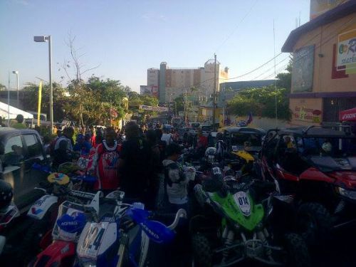 Départ de la course Toro, à Pétionville pour les motos, quads et véhicules tout terrain jusqu'à Jacmel par le massif de la Selle. - Departure for the Toro Race from Petionville to Jacmel by Massif de la Selle for motos, quads and UTVs.