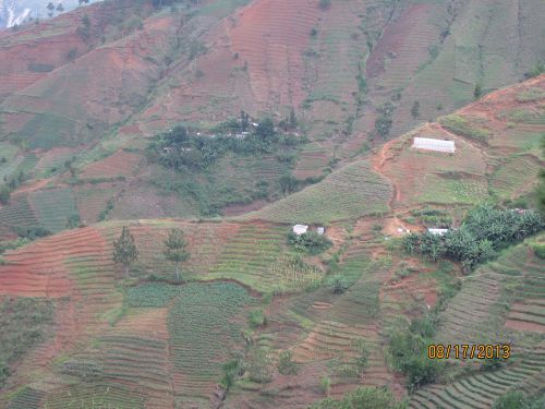 Petit village à gauche et serre à droite du Ministère de l'agriculture d'Haïti. - On your left, small village and greenhouse on the right, belongs to Agriculture Ministry of Haïti.