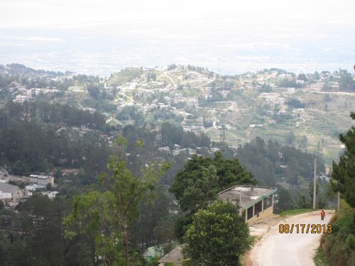 De la route de Kenscoff, vue de Port-au-Prince avec la piste d'attérissage de l'aéroport - From Kenscoff Road, view of Port-au-Prince and the airport landing strip.