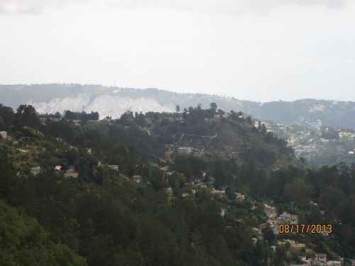 Nous voyons le villange de Fort-Jacques à droite. - On you right, we see the village of Fort-Jacques.