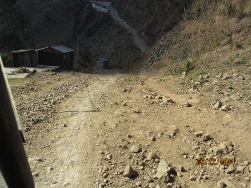 Vue sur la route que nous utilisons dans cette montagne. - Road that we use in the mountain.