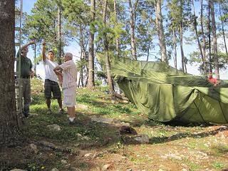 Il faut accrocher le parachute pour le sécher - They hanged the parachute to dry it