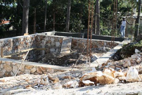 Fondation de la maison plus celle de la citerne / Foundations of the house and the cistern