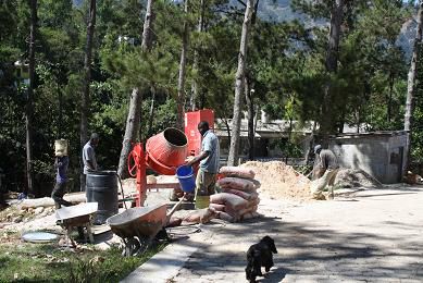 Mélanger le ciment / Mixing the cement