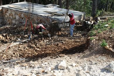 Aplanissement du terrain à l'avant de la maison  / Flattening the land in front of the house