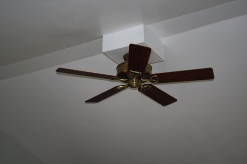 Le ventilateur au plafond est très utile. - The fan is very useful.
