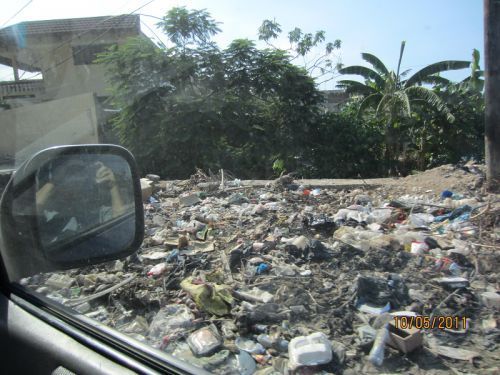 Une des sites de déchets sur le bord de la route - One of the open dump on the side of the road