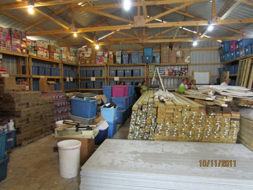 Voici la grange que nous devons réaménager encore une fois afin de mettre plus de matériaux de construction -This the barn that we need to reorganize because we need to put more construction material in it.