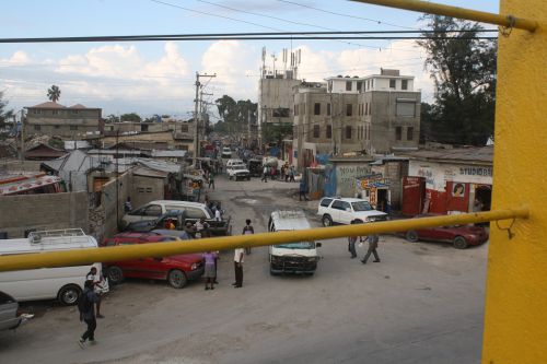 Vue des alentours de Port-au-Prince près du stadium Sylvio Cator. - Vue of Port-au-Prince near the stadium of Sylvio Cator
