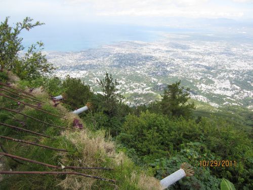 Port-au-Prince vue d'un belvédère sur le haut de la montange - Port-au-Prince view from a panoramic viewpoint at the top of a mountain