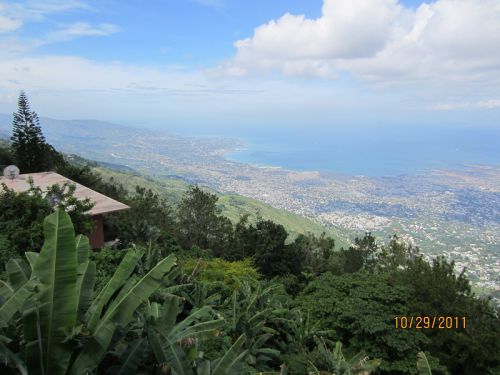 Port-au-Prince vue d'un belvédère, remarquez les bananiers au premier plan - Port-au-Prince view from a panoramic viewpoint, see the banana trees at the bottom of the picture
