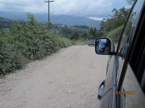 La seule partie de la route qui est en terre, elle s'est effondrée lors du tremblement de terre.- The only part of the road to go there is like this because during the earthquake, it collapsed.