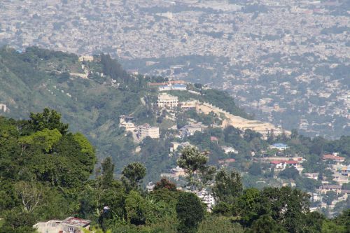 Une autre vue de Port-au-Prince, plus vers le nord-est de la ville. - Another view of Port-au-Prince, but more on the North-East of Port-au-Prince.
