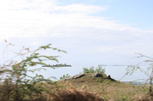 Nous voyons l'île à droite de la photo. - We see the island on the picture at right.