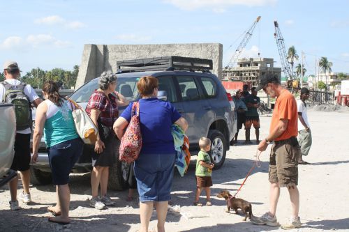 Au quai, attendant pour notre transport jusqu'à l'Ile à Vaches - At the wharf, waiting for our transportation to the 