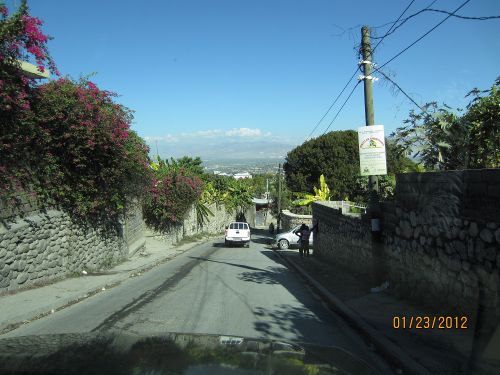 Vue sur une partie de Port-au-Prince, et bougainvilliers à gauche. - View of part of Port-au-Prince, and bougainvilleas at your left.