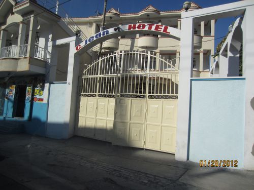 Voici un très bel hôtel dans Port-au-Prince -  Here is a nice hotel in Port-au-Prince