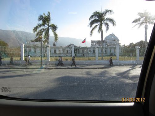 Le parlement d'Haïti qui est en reconstruction. - The Haitian Parliament in reconstruction