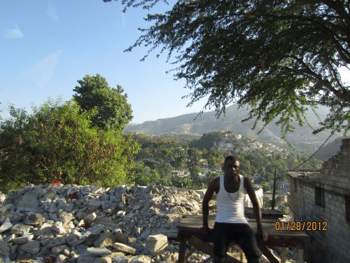 Nous voyons à gauche des blocs qui ont été enlevés d'une maison en ruines. - At left, you see cement blocks that are taken away from a fallen house.