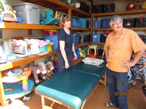Kim, la chiropraticienne avec un bénévole - Kim, the chiropractor with a volunteer