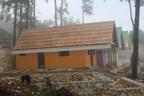 Voici les trois maisons qui sont presque terminées. - Here are the three houses that are almost done.