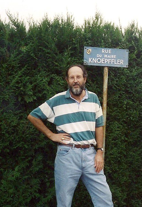 Devant la plaque de la rue portant le nom de mon grand-père