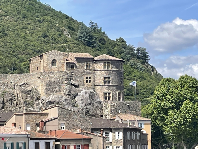 Château Musée de Tournon surplombant le Rhône