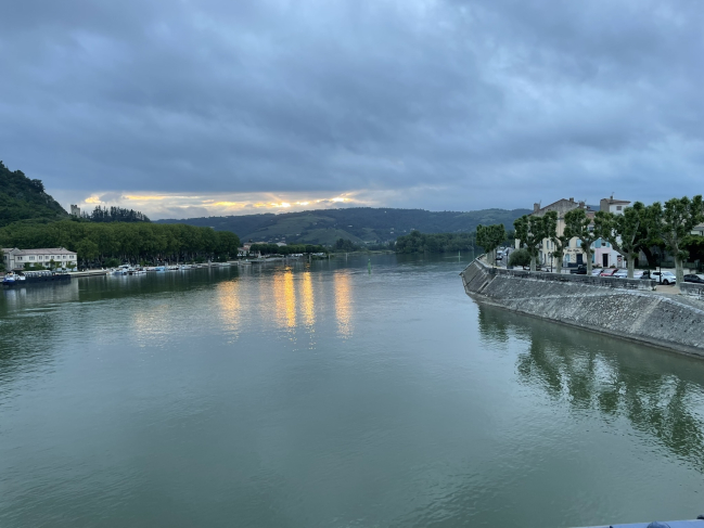 Vue sur le Rhône d'un coté Tournon et de l'autre coté Tain l'Hermitage