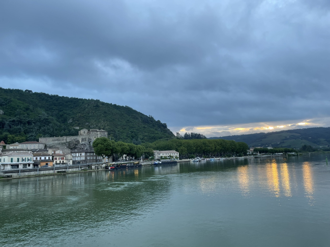 Vue sur le Rhône d'un coté Tournon et de l'autre coté Tain l'Hermitage